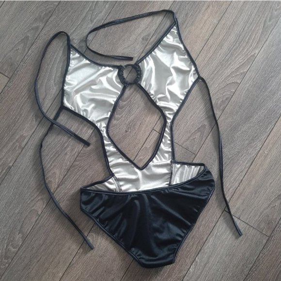 Sleek Black One-Piece Swimsuit for Effortless Elegance - Picture 2 of 4